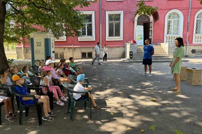 „Весела ваканция“ в район „Искър“ приключи с почистване на парка в Дружба